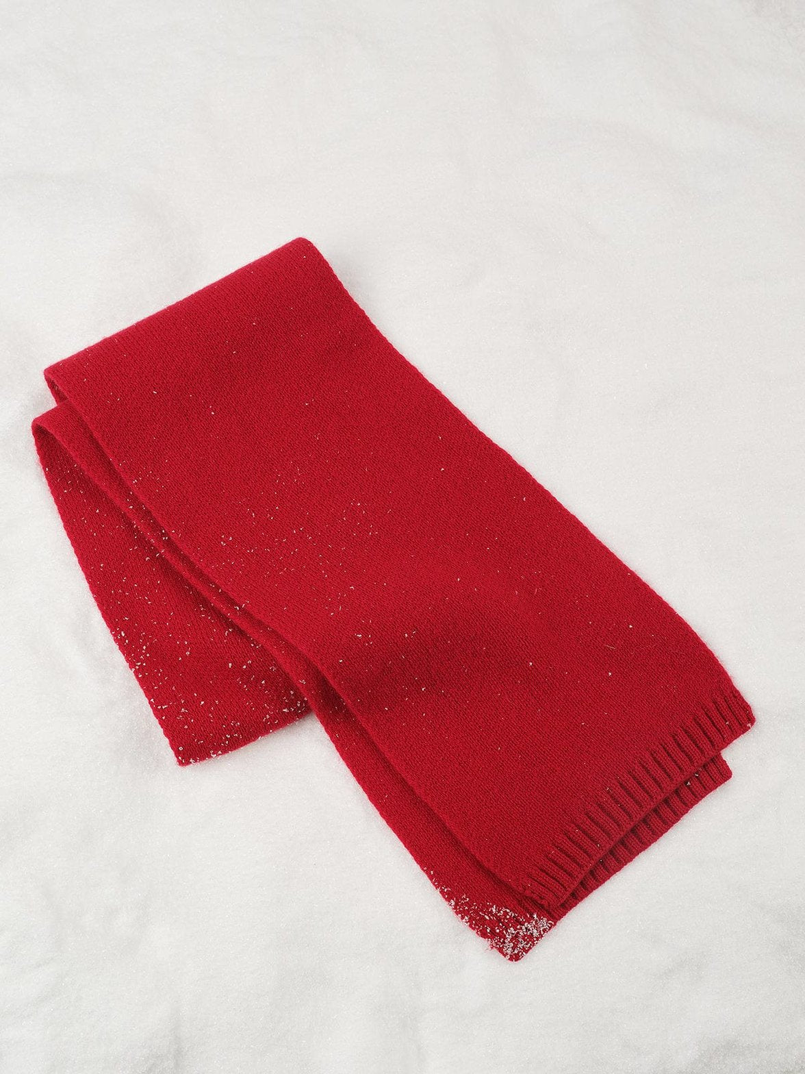 Écharpe rouge texture laine confortable