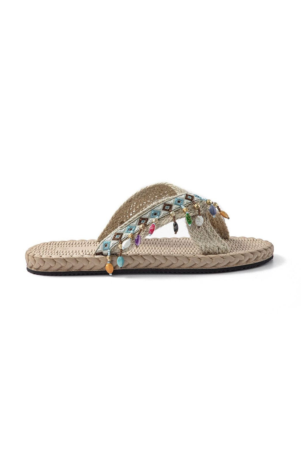 Détail des franges colorées sur chaussons bohèmes lune