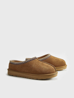 Vue arrière chaussons chaleureux