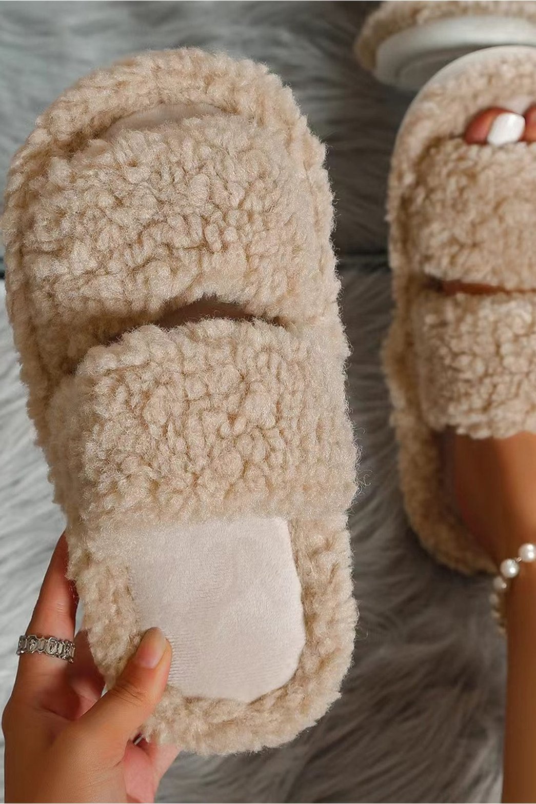 Chaussons douillets en polaire beige douceur