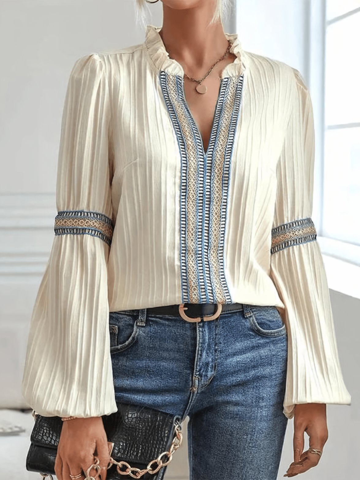 Chemisier blanc porté avec jeans brume
