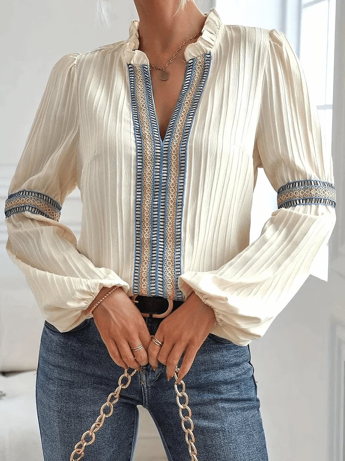 Chemisier bohème blanc avec dentelle délicate soleil