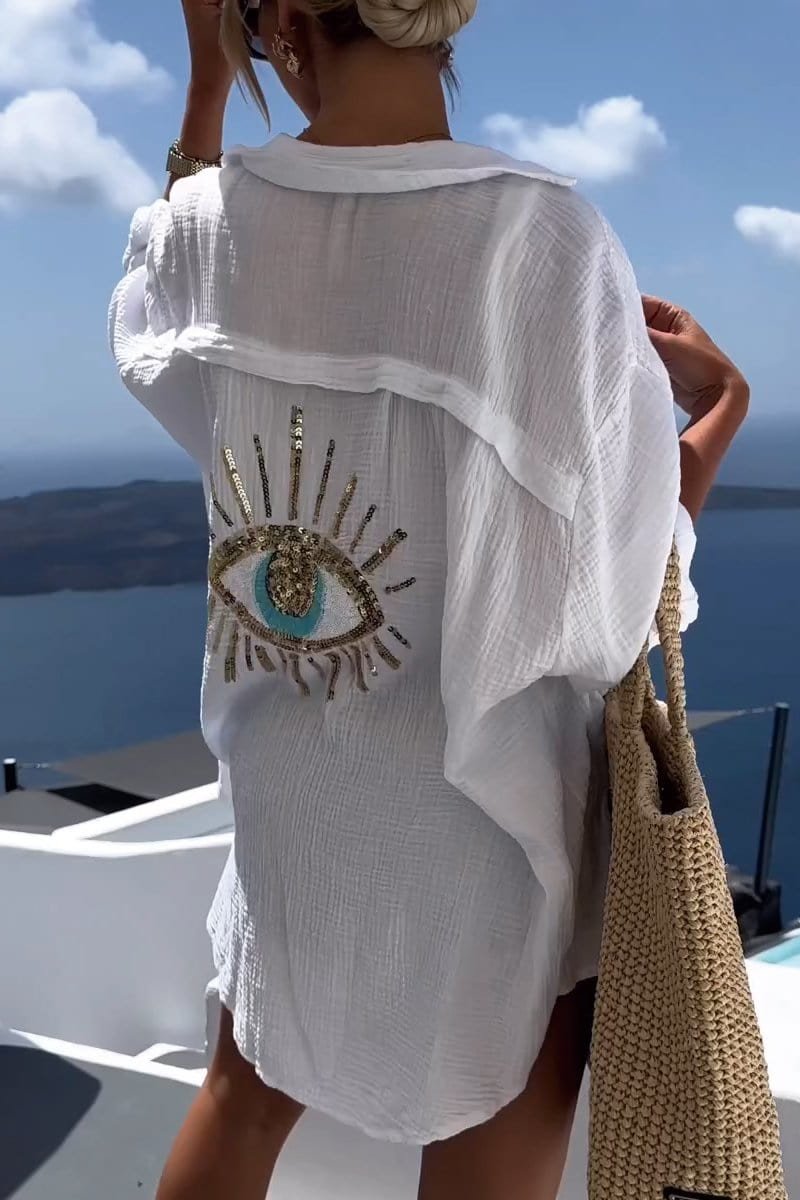 Chemisier blanc oversize porté avec style soleil