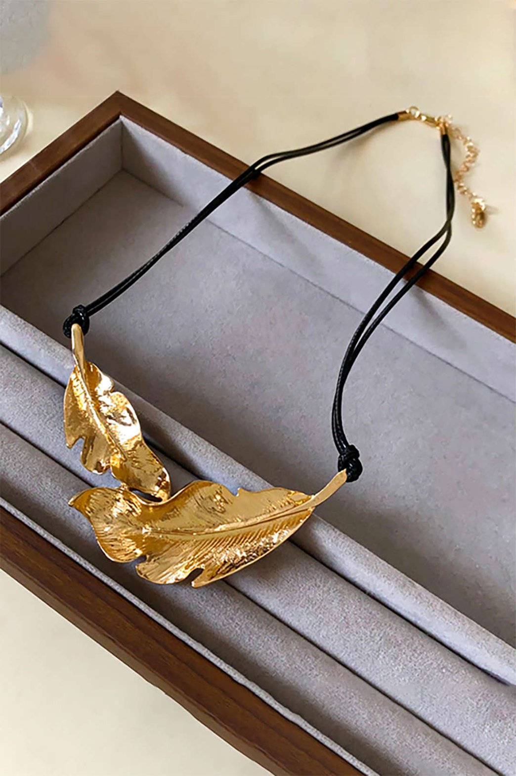Porter du collier bohème feuilles or lune