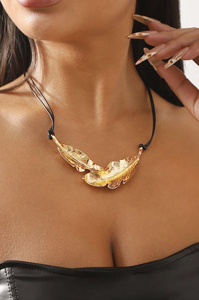 Collier bohème feuilles dorées sur cordon noir soleil