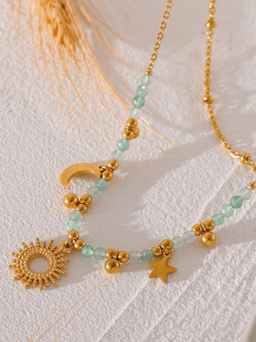 Détail des breloques soleil et lune avec pierres bleues jade