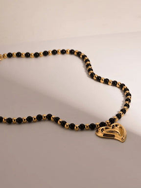 Collier coeur or porté élégant