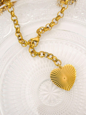 Collier cœur porté élégant