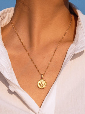 Collier chérubin plaqué or porté douceur
