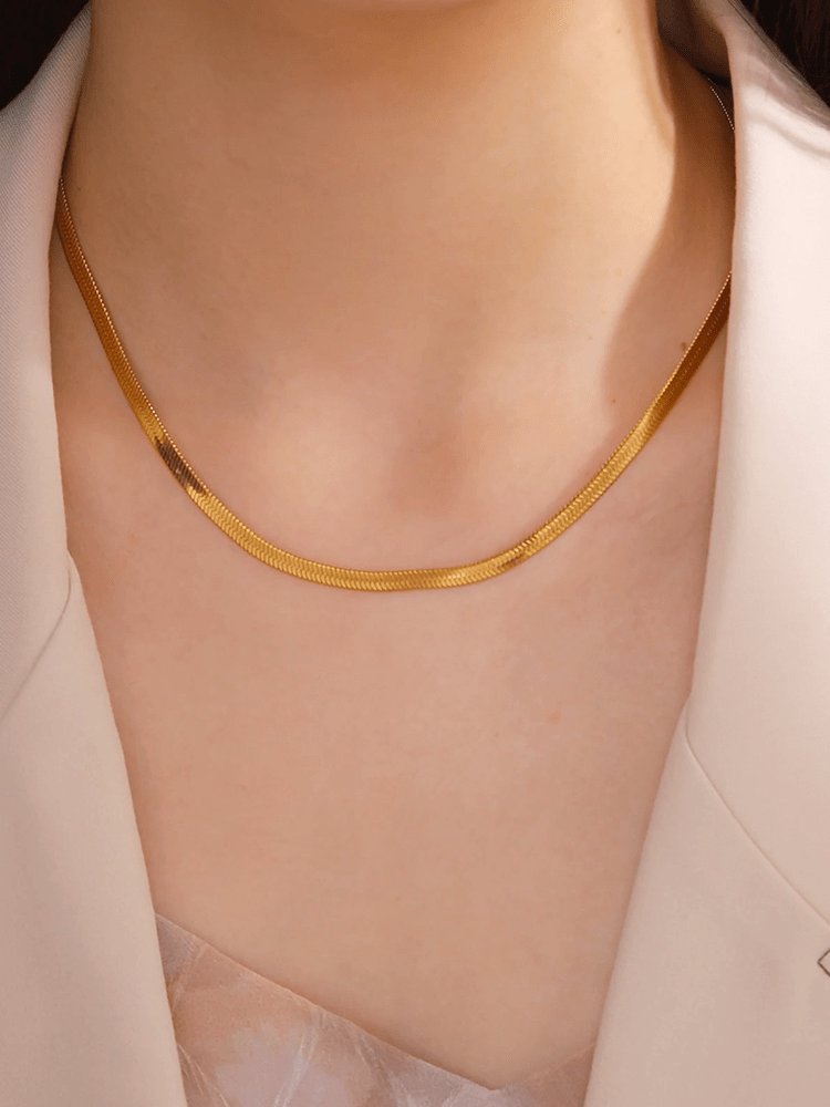 Collier serpent 4mm gros plan éclat