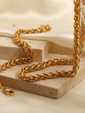 Collier chaîne dorée style moderne lune
