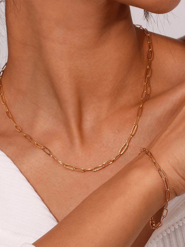 Collier minimaliste doré détail raffinement