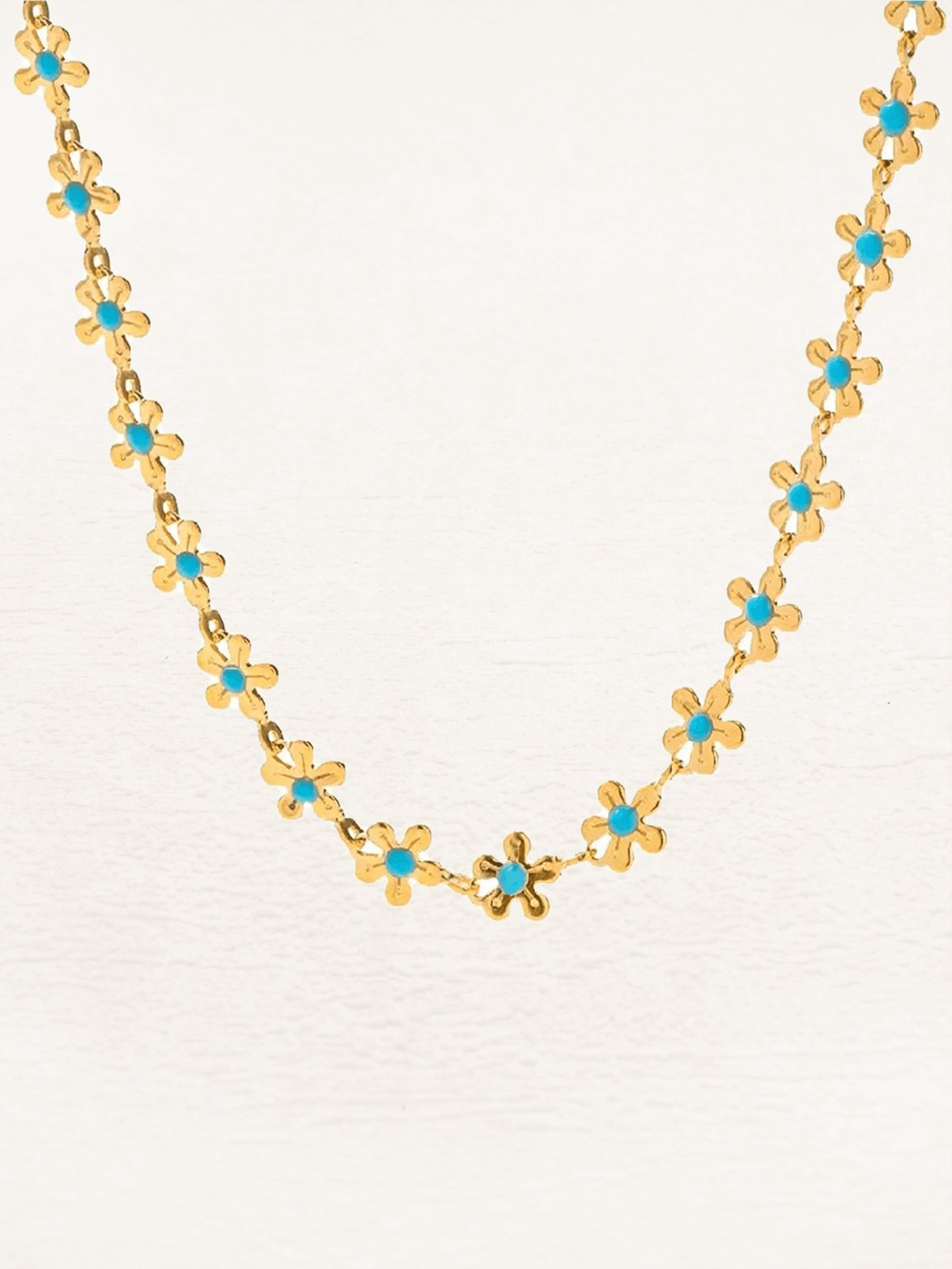 Détail du collier floral éclat