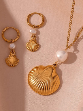 Porter du collier coquillage doré étoile
