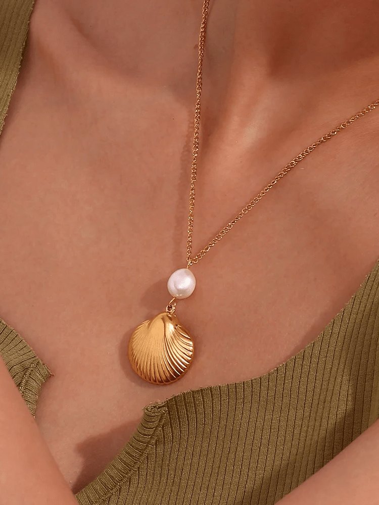 Détail du pendentif coquillage et perle lune
