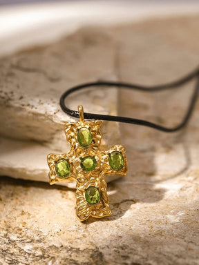 Collier croix baroque or et pierres vertes majesté