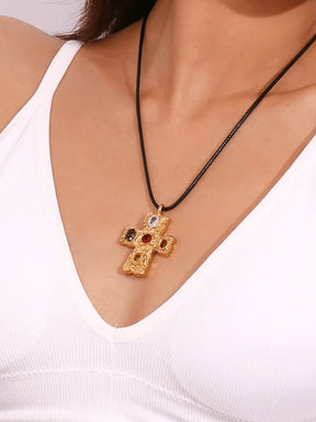 Pendentif croix doré avec pierres multicolores rayonnant