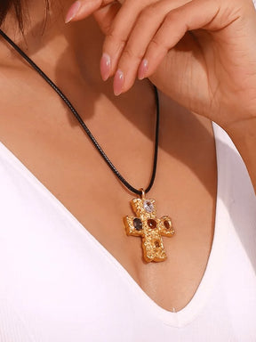 Collier croix doré avec cristaux arc-en-ciel brillant