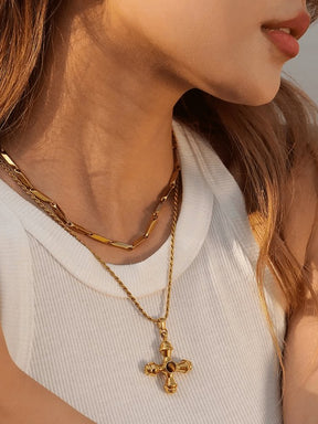 Collier croix œil de tigre porté soleil