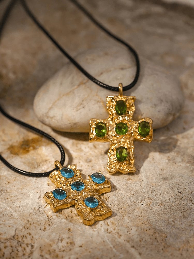 Détail zircons turquoise sur croix dorée éclat
