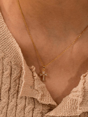 Collier croix zircon or porté grâce
