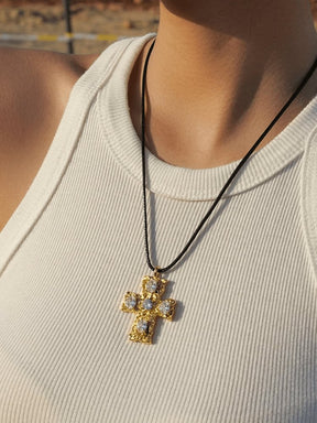 Collier croix zircon vue rapprochée étoile