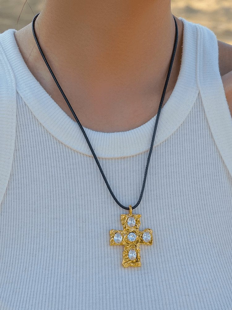 Collier croix doré avec zirconias étincelant soleil