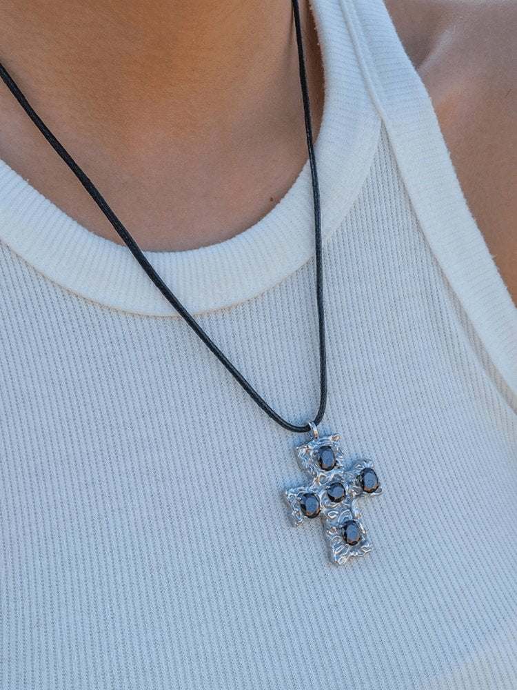Collier croix argenté avec zirconias noirs harmonie