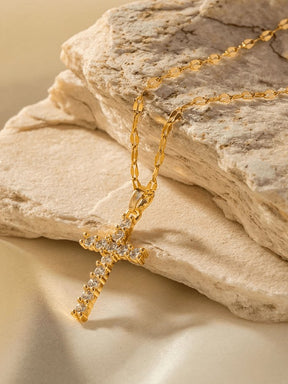 Collier croix zirconium plaqué or porté élégant