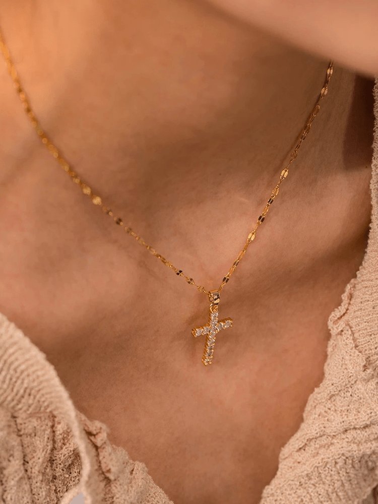 Collier croix zirconium plaqué or détail raffiné
