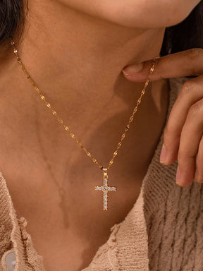 Collier croix zirconium plaqué or vue face gracieux