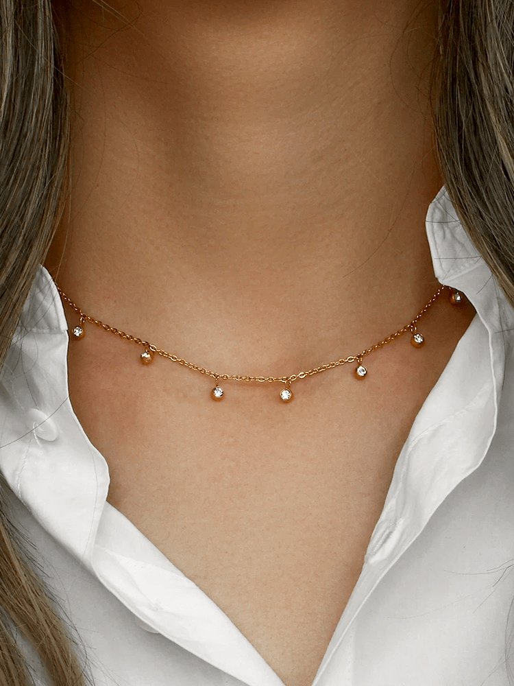 Collier délicat en or avec pendentifs zirconium étincelant