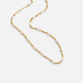 Collier perles blanches détail chaîne harmonie