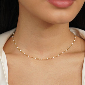 Collier perles blanches plaqué or porté élégant douceur