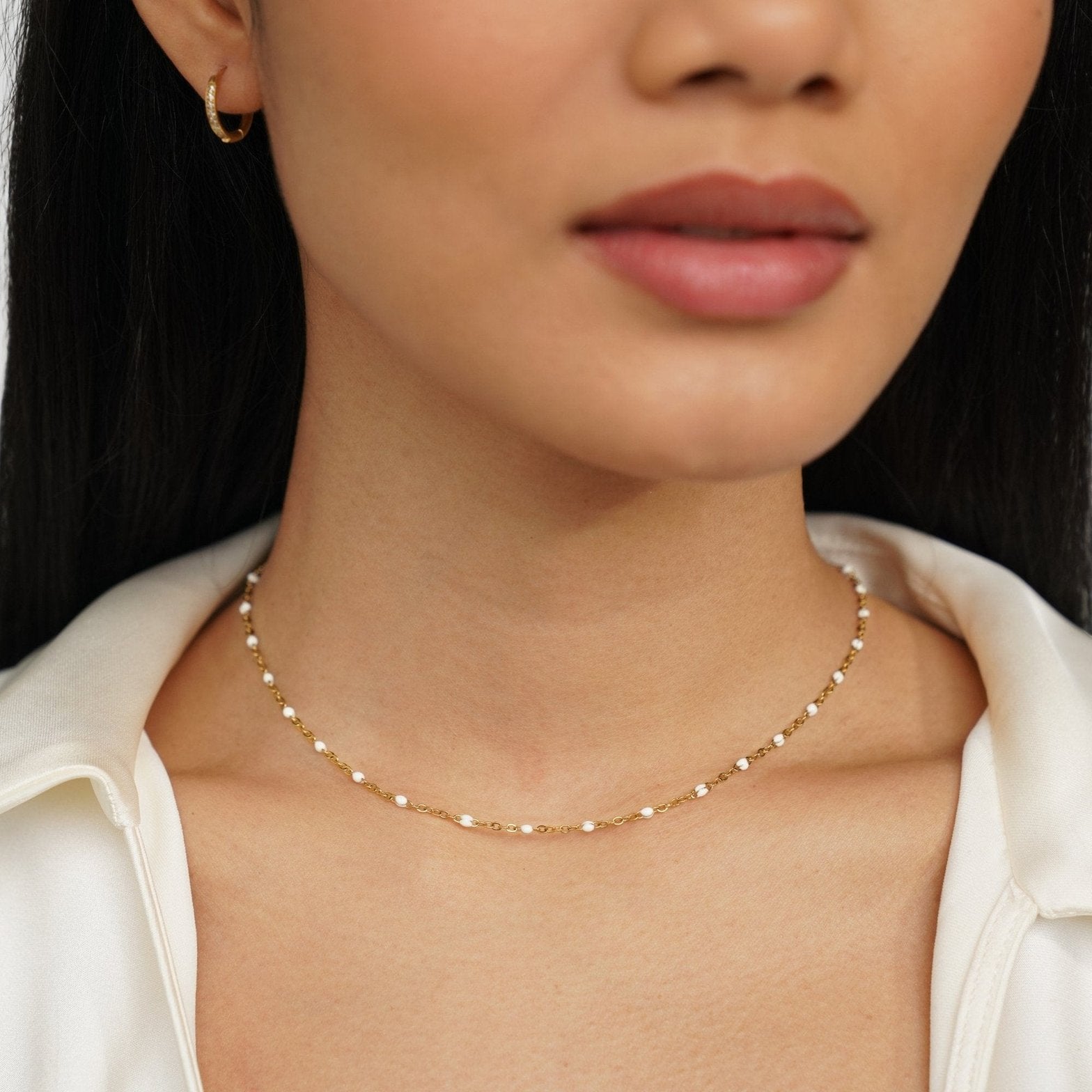 Collier perles blanches vue rapprochée grâce