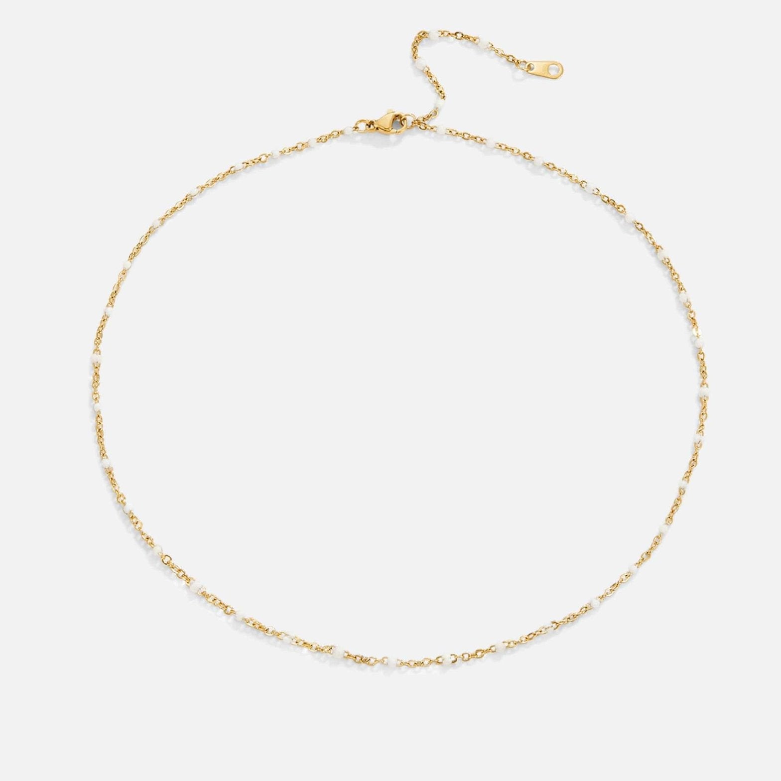 Collier perles blanches porté style sérénité
