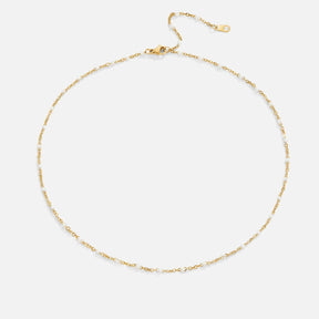 Collier perles blanches porté style sérénité
