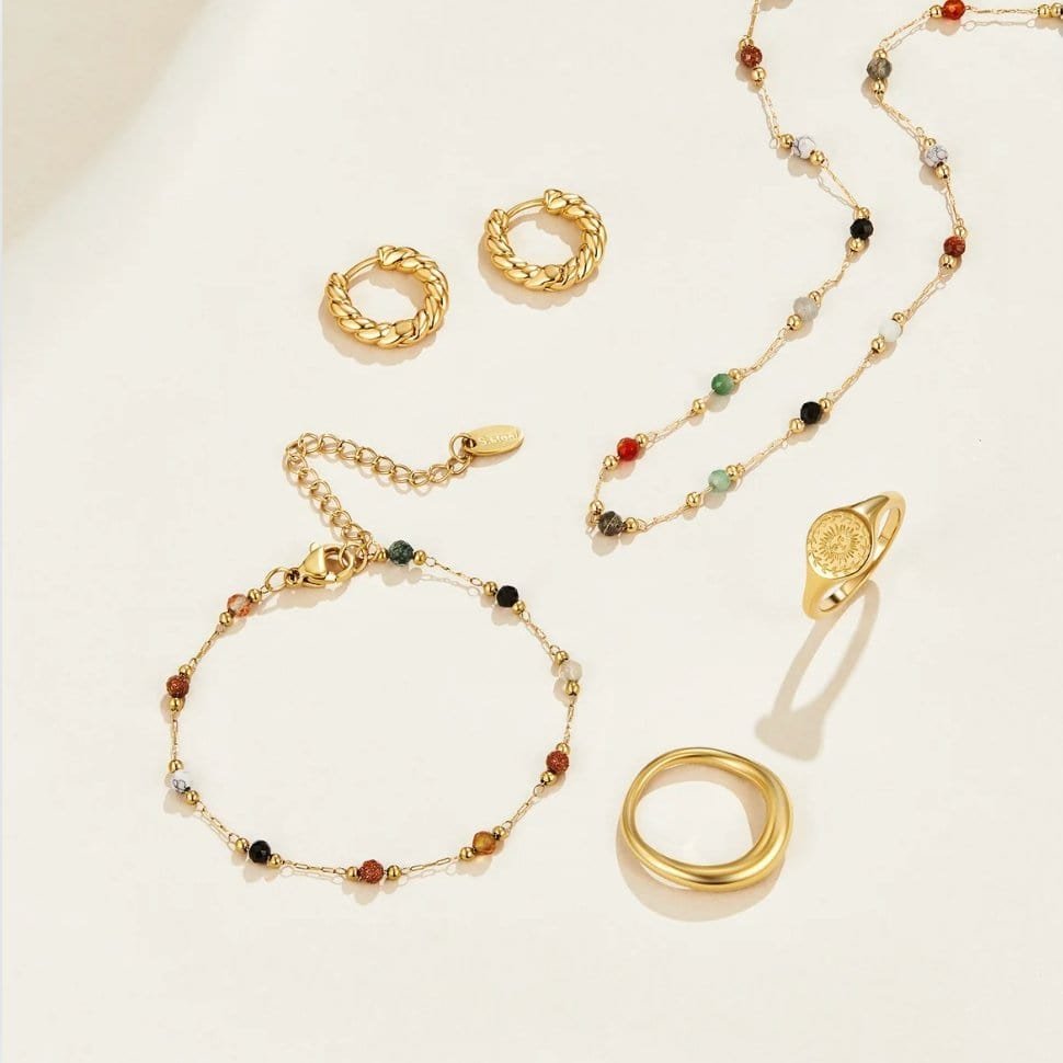 Vue portée collier pierres précieuses brume