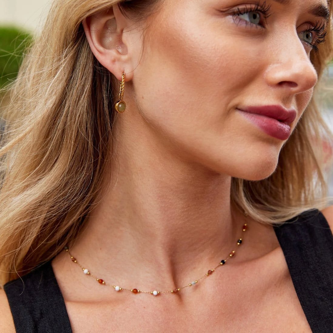 Détail perles colorées collier océan