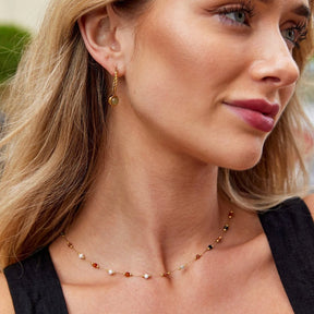Détail perles colorées collier océan