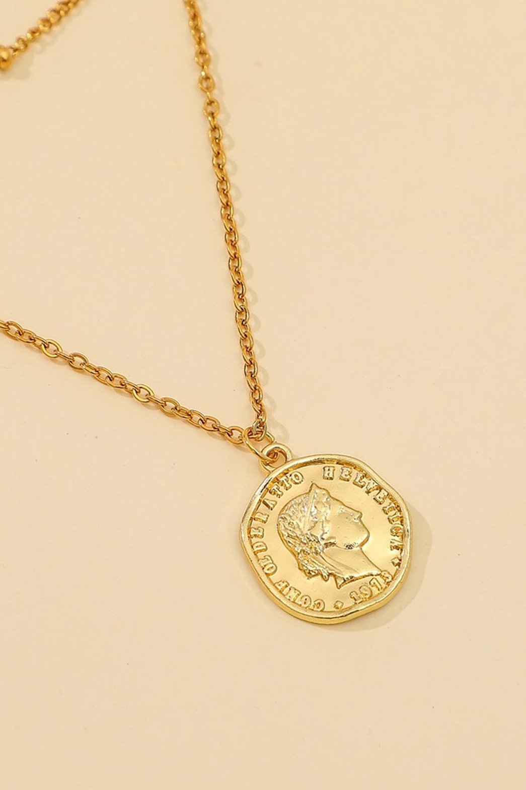 Vue portée du collier double chaîne harmonie