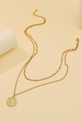 Détail du pendentif médaillon vintage éclat