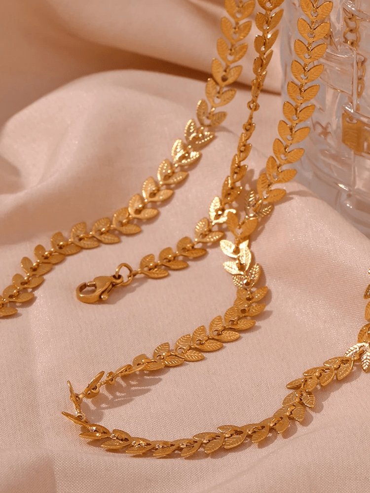 Détail du collier feuilles plaqué or doux
