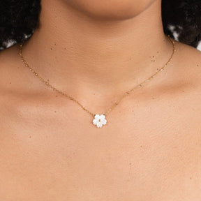 Détail du pendentif fleur en nacre blanche élégant