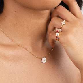 Détail de la chaîne dorée du collier précieux