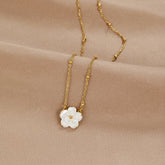 Collier fleur de nacre sur fond beige doux