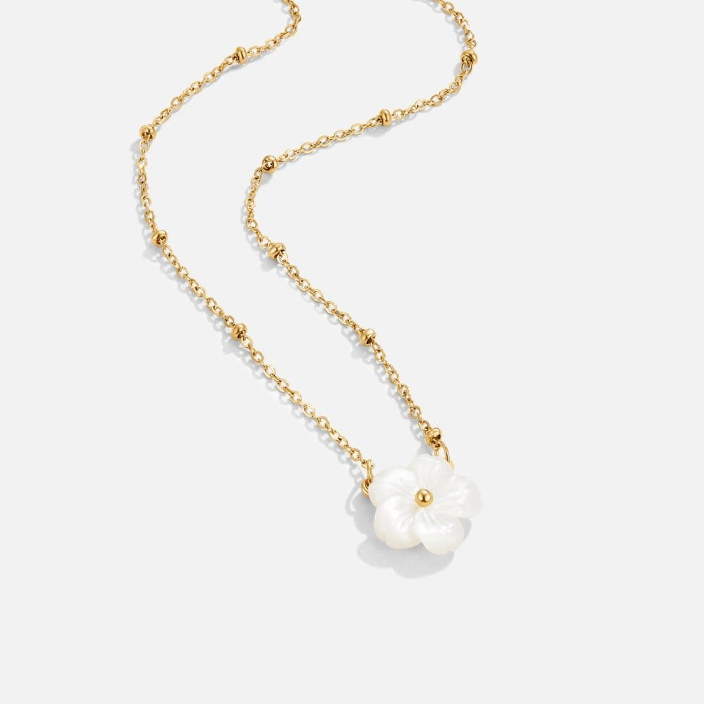 Collier porté vue de face gracieux