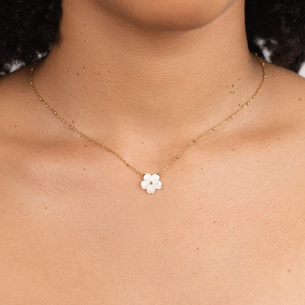 Détail du pendentif fleur nacré élégant