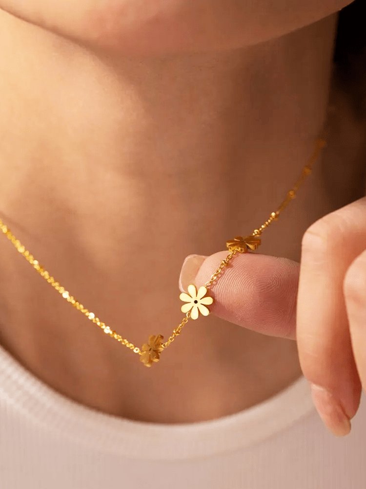 Détail du collier floral harmonie