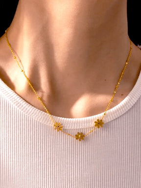 Collier floral doré porté élégance
